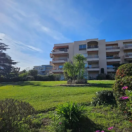 La Louisiane 2 Pieces Rez-de-jardin Piscine Apartment *
