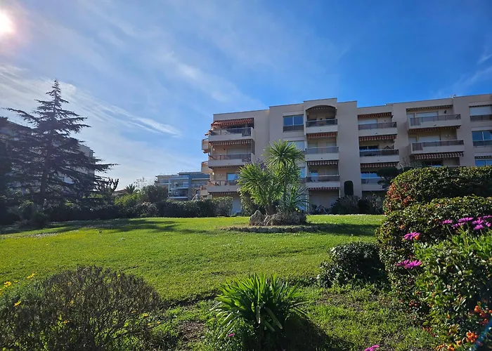 La Louisiane 2 Pieces Rez-de-jardin Piscine Apartment *